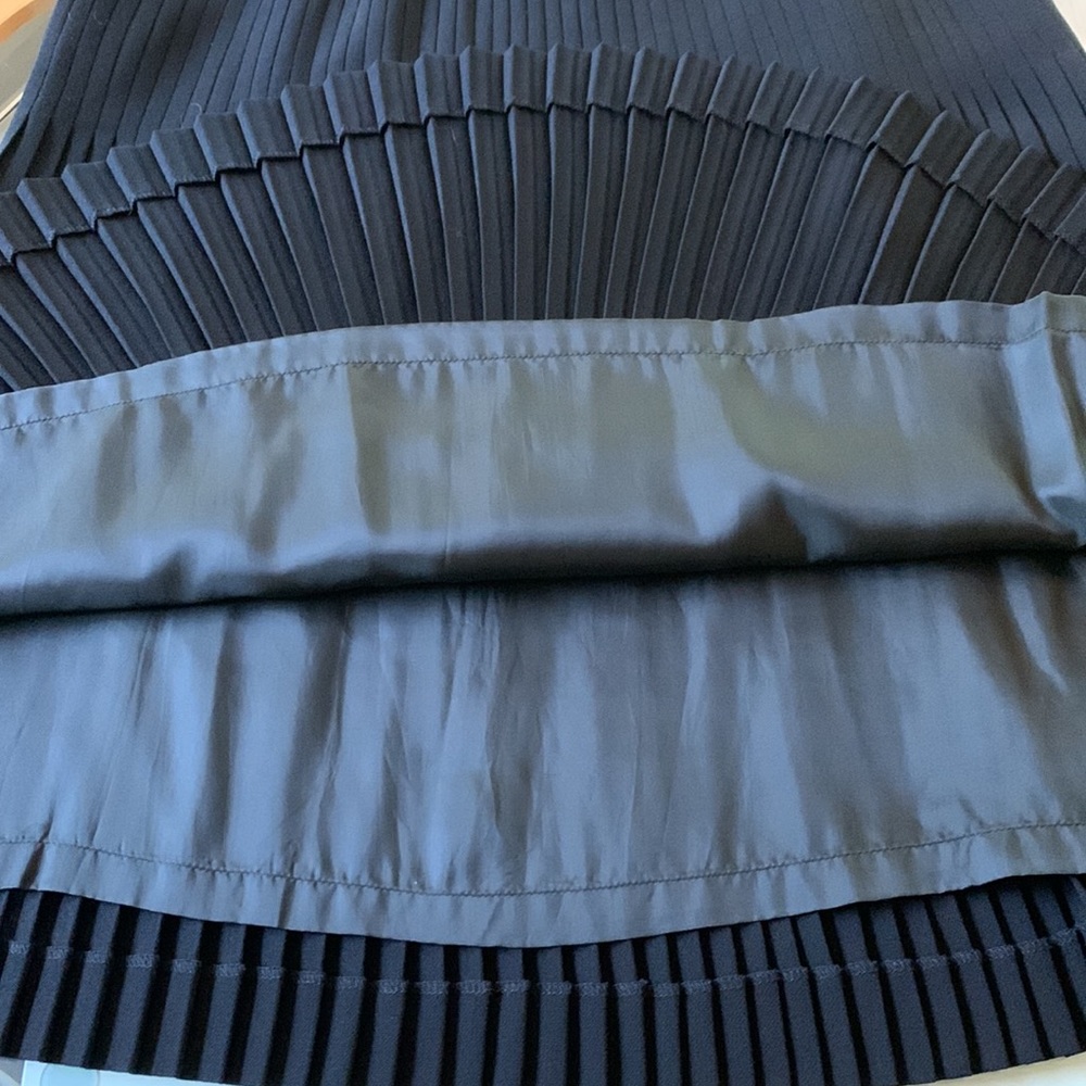 Gorgeous designer knife-pleated skirt. Wool Bemberg. Made in Italy, size 46.